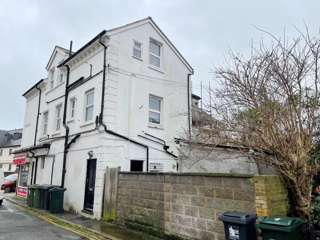 Lot: 105 - FREEHOLD COMMERCIAL INVESTMENT - Rear view of property from Springfield Road